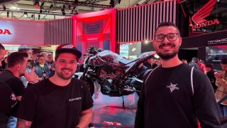 Matěj a Jonáš se vydali zjistit, co Honda chystá pro rok 2026 – a od té doby o nich moc nevíme… asi ještě někde obdivují...