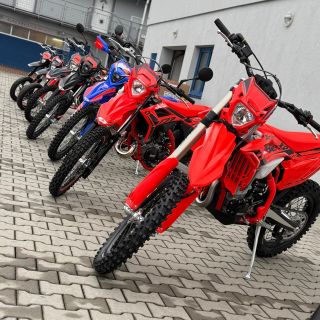 🏍️🎄 Vánoce na plný plyn! 🎄🏍️ Hledáte dárek, který nerozdá radost… ale rovnou kilowatty emocí? Máme motorky, které mohou...